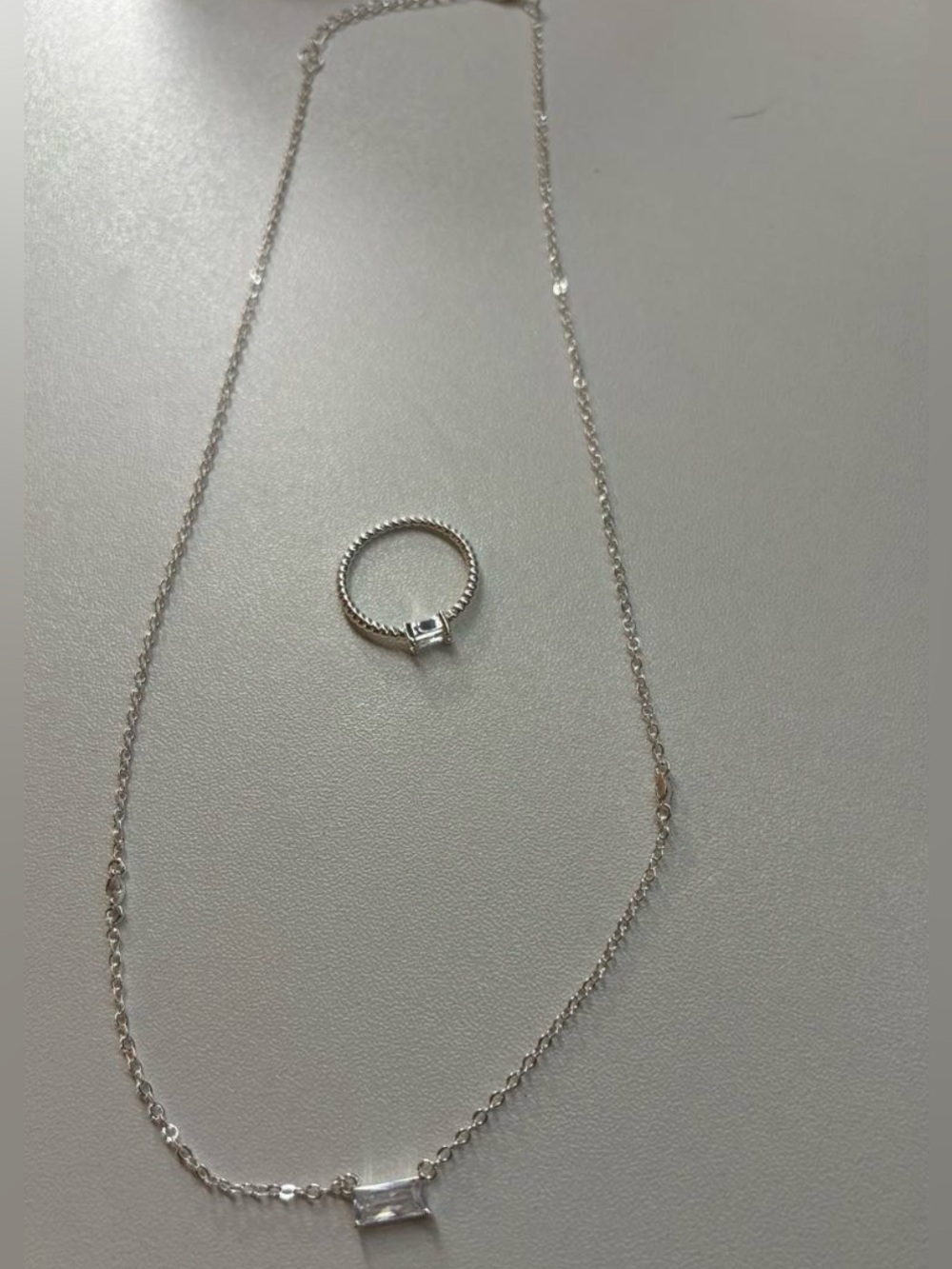 Evry Jewels matching ring and necklace
Ring size 6